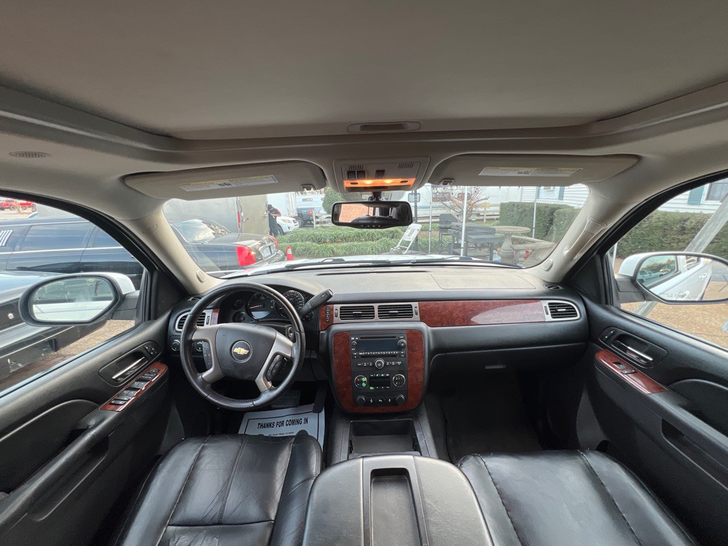 2014 Chevrolet Suburban Image 17