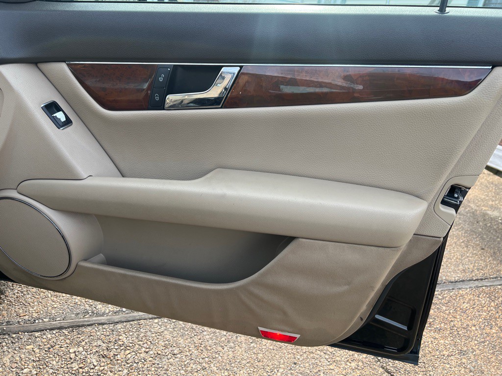 2011 Mercedes-Benz C-Class Image 24