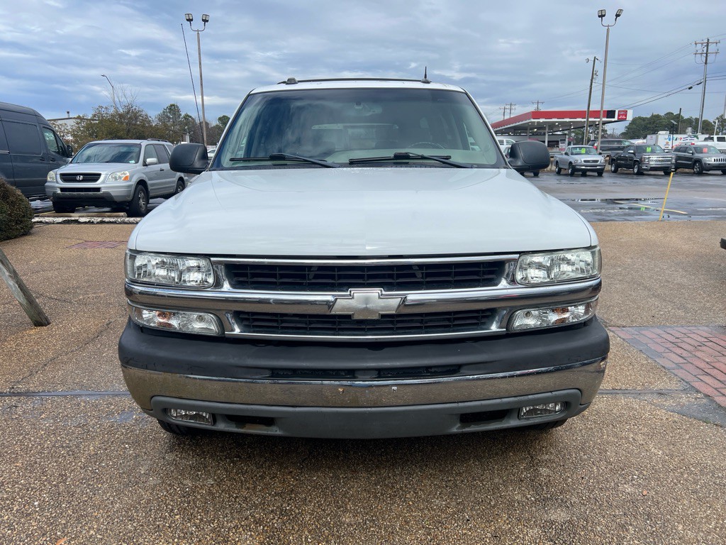 2004 Chevrolet Suburban Image 2