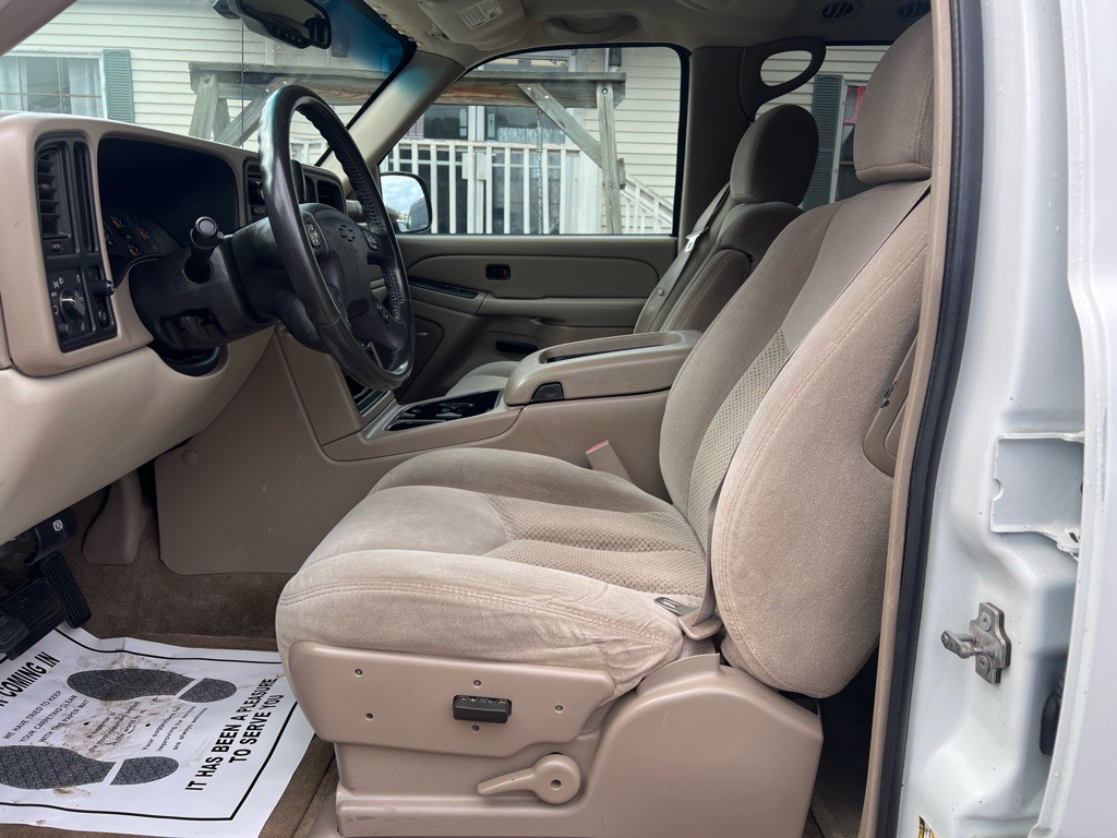 2004 Chevrolet Suburban Image 10