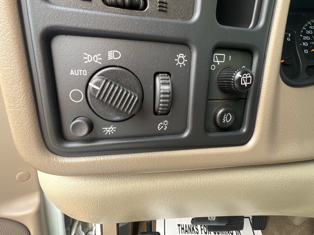 2004 Chevrolet Suburban Image 11