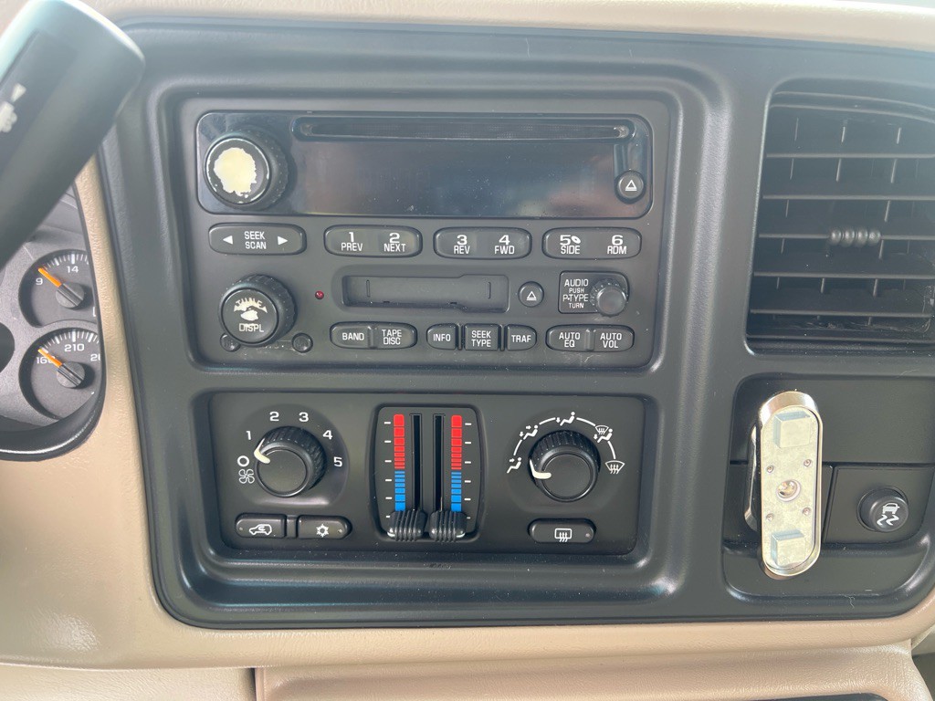 2004 Chevrolet Suburban Image 13