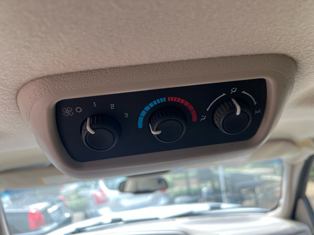 2004 Chevrolet Suburban Image 18