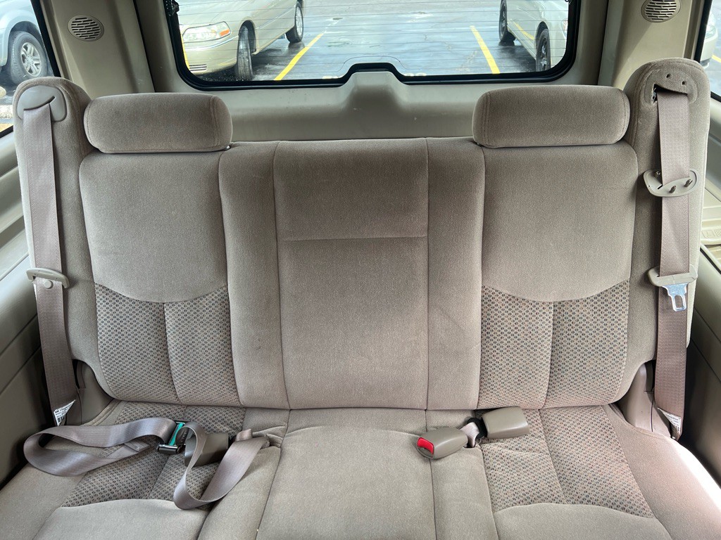 2004 Chevrolet Suburban Image 19