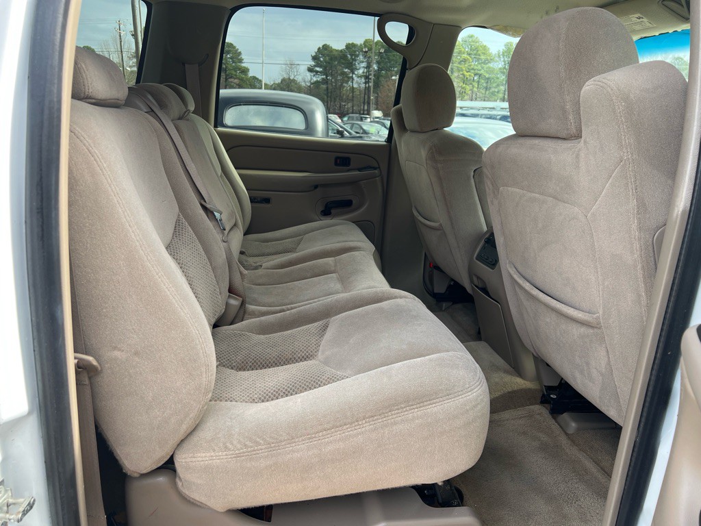 2004 Chevrolet Suburban Image 21