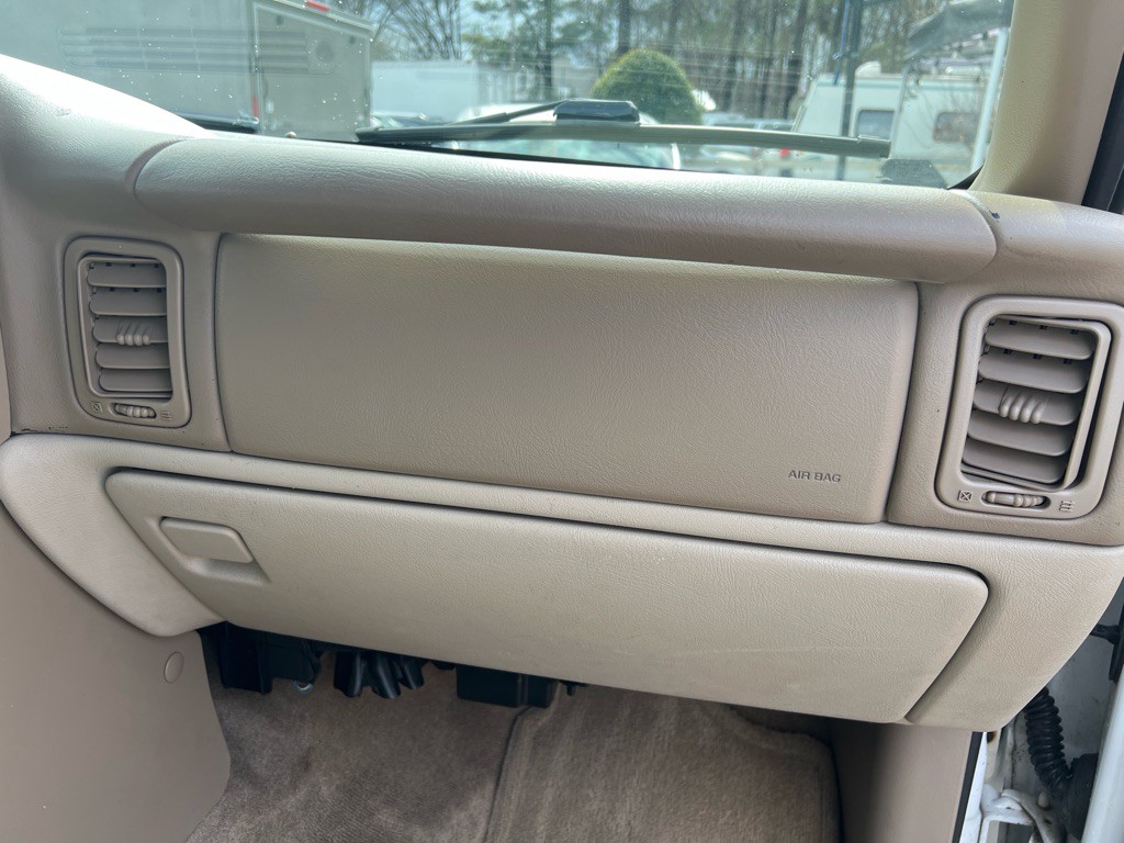 2004 Chevrolet Suburban Image 24