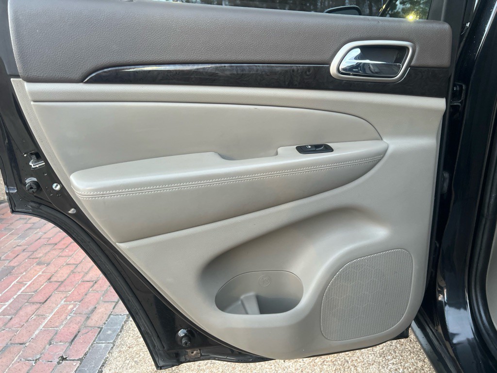 2011 Jeep Grand Cherokee Image 17