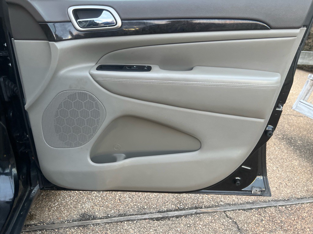 2011 Jeep Grand Cherokee Image 22