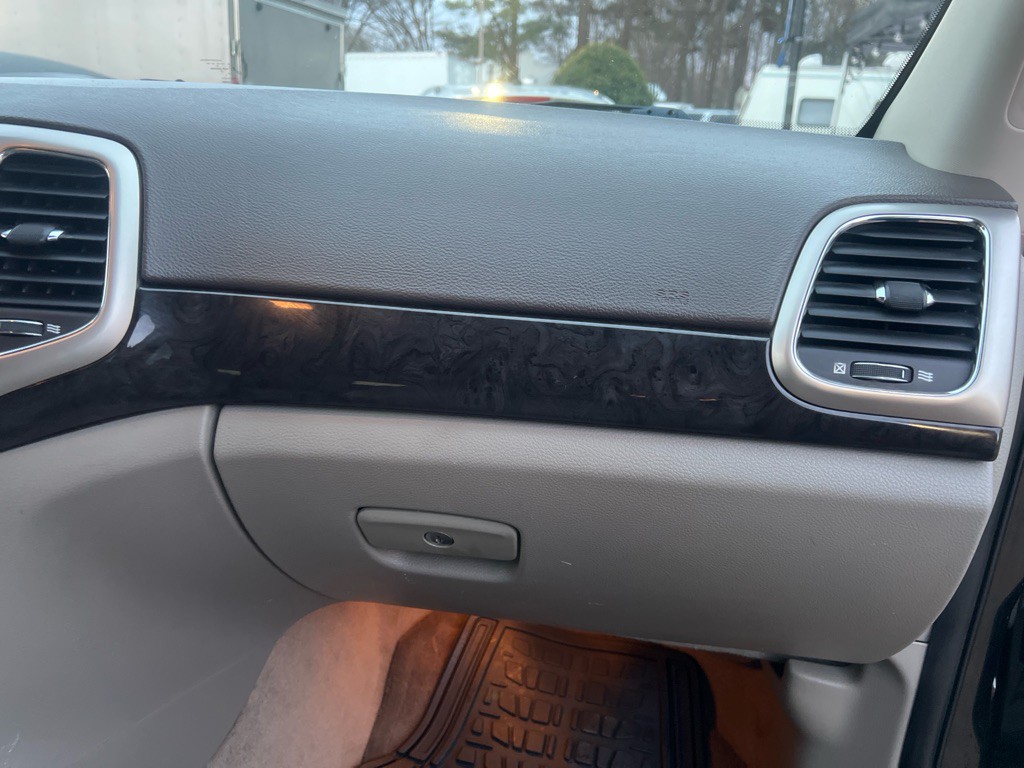 2011 Jeep Grand Cherokee Image 24