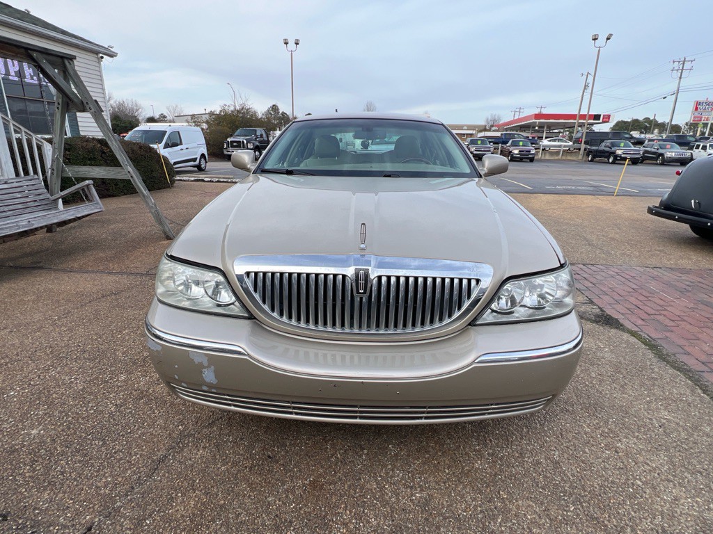2010 Lincoln Town Car Image 2