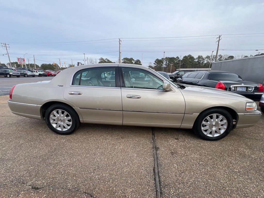 2010 Lincoln Town Car Image 4