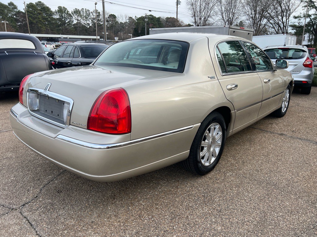 2010 Lincoln Town Car Image 5