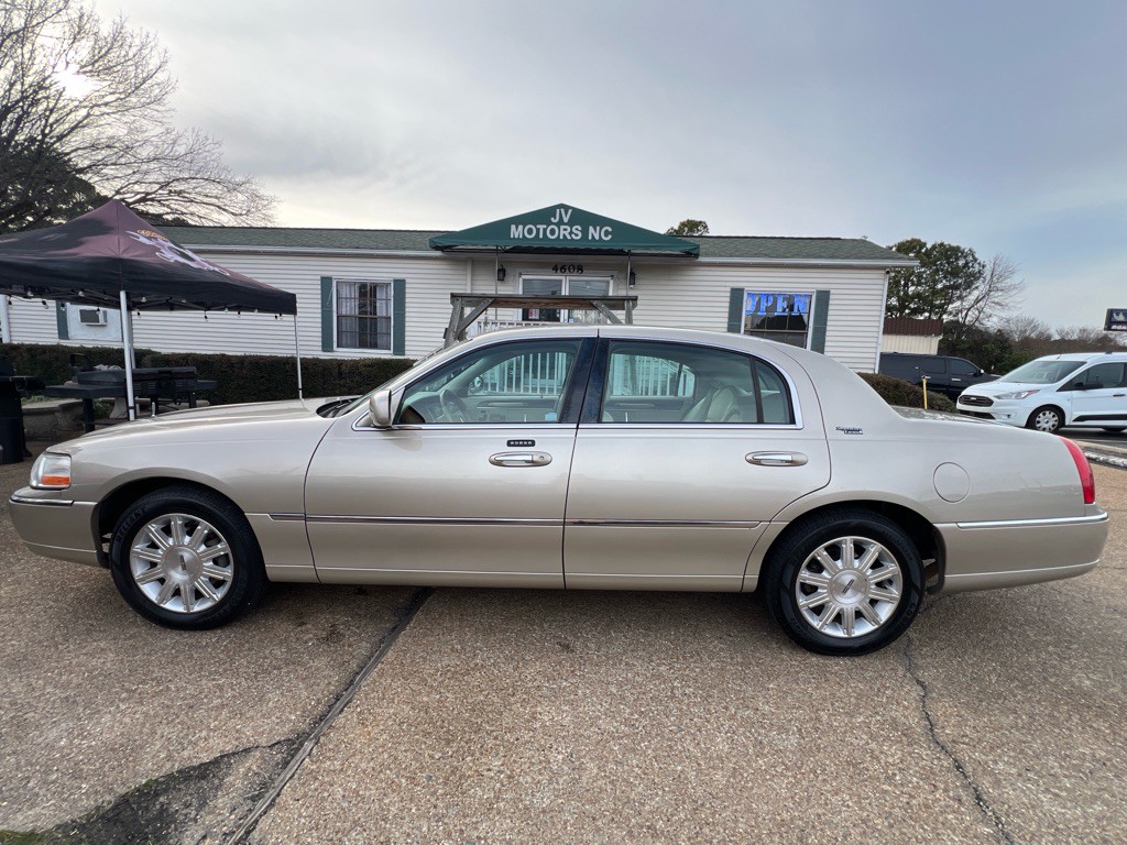 2010 Lincoln Town Car Image 8