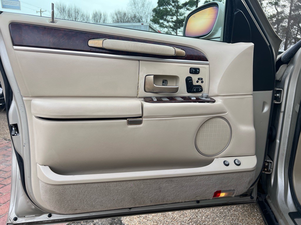 2010 Lincoln Town Car Image 9