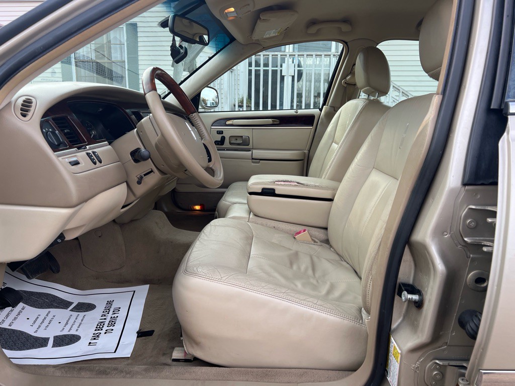 2010 Lincoln Town Car Image 10