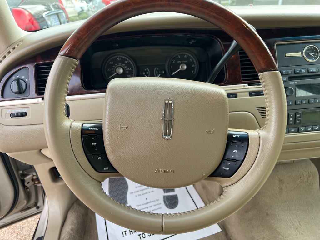 2010 Lincoln Town Car Image 12