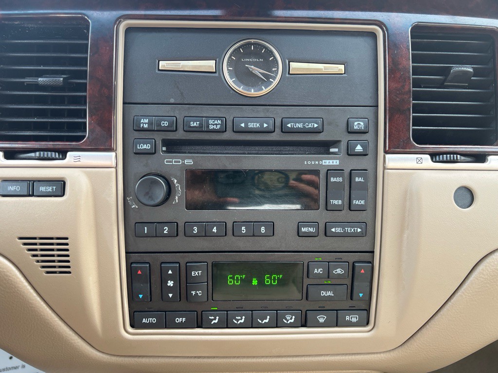 2010 Lincoln Town Car Image 13