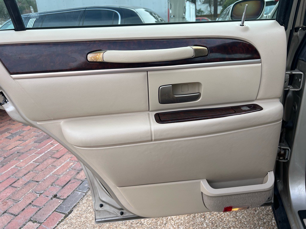 2010 Lincoln Town Car Image 16