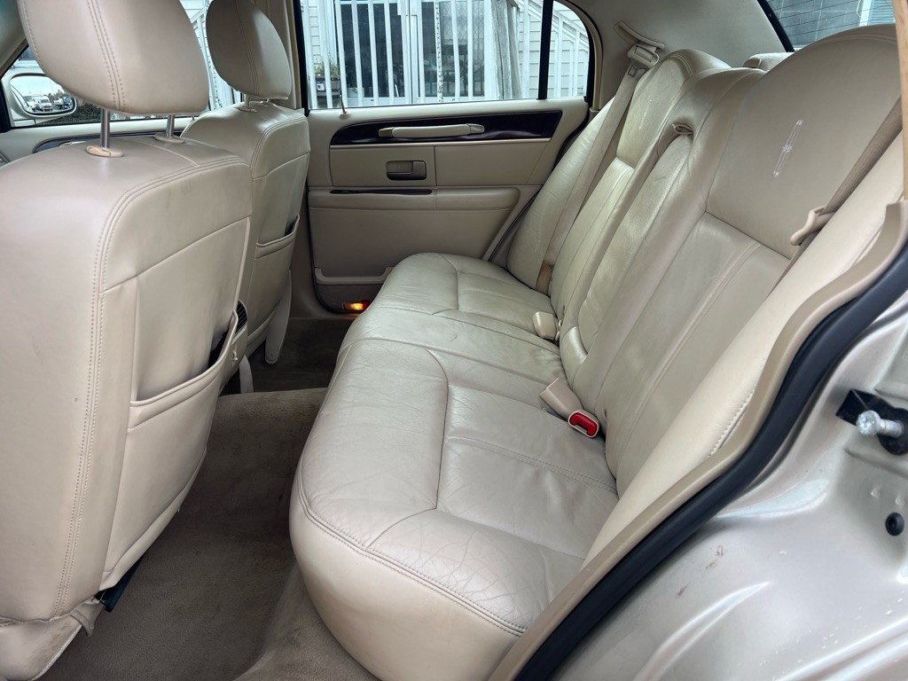 2010 Lincoln Town Car Image 17