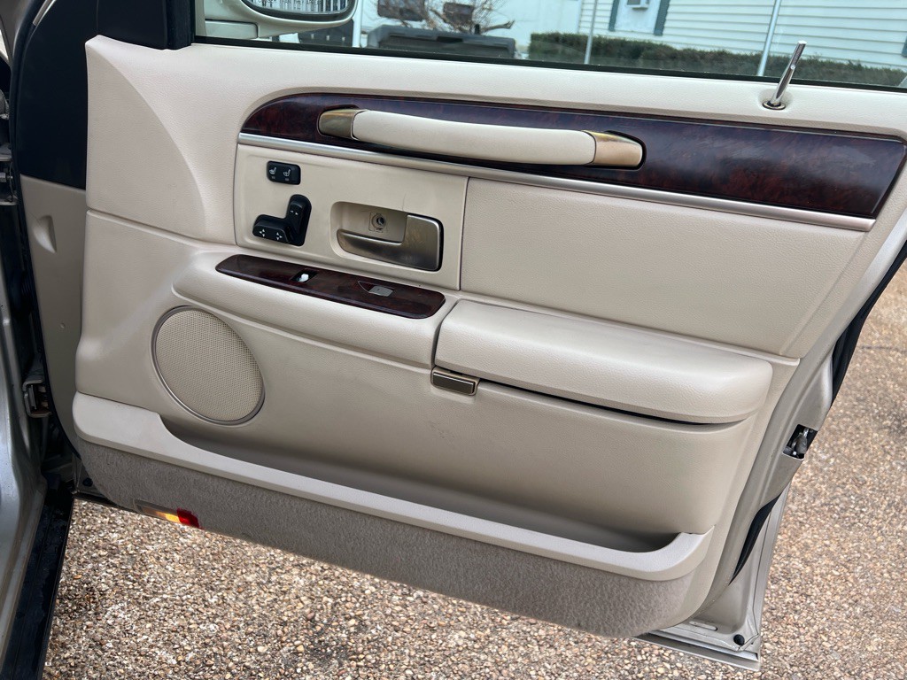 2010 Lincoln Town Car Image 21