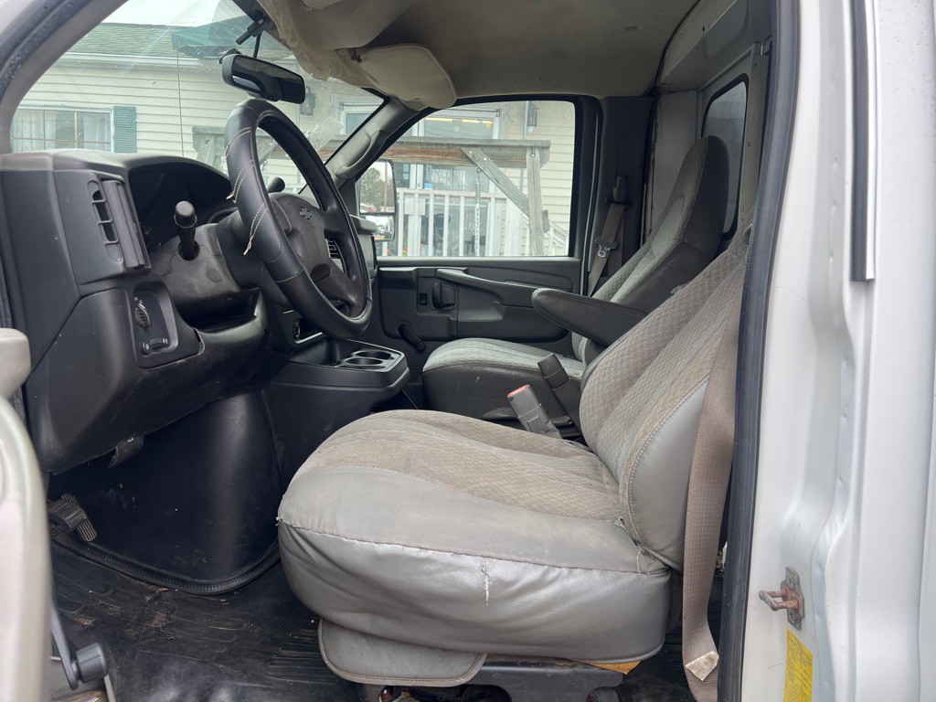 2005 Chevrolet Express Image 10