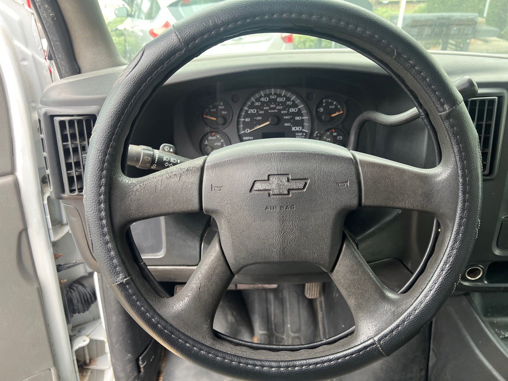 2005 Chevrolet Express Image 11