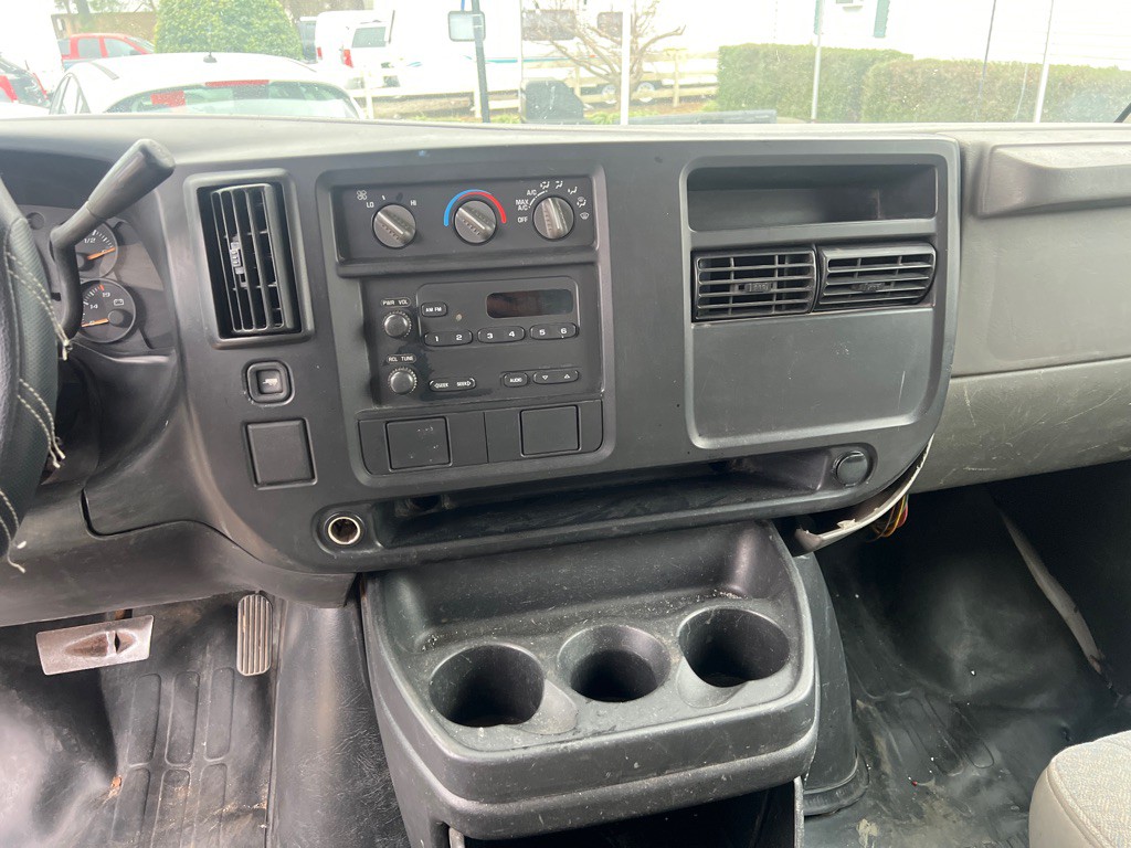 2005 Chevrolet Express Image 12