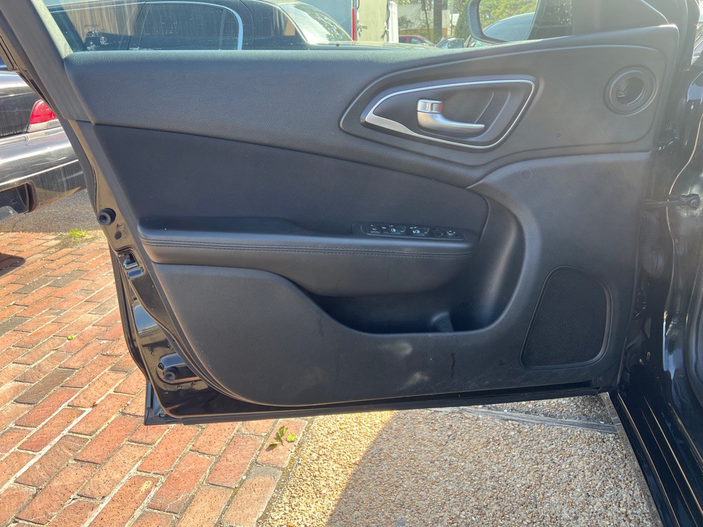 2015 Chrysler 200 Image 9