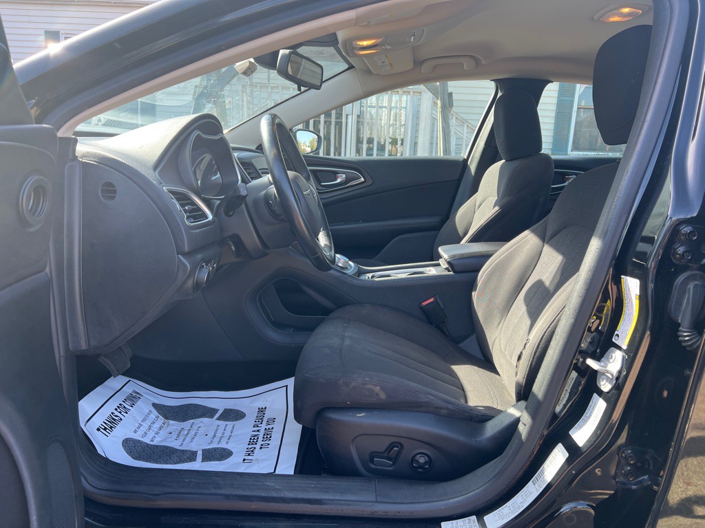 2015 Chrysler 200 Image 10