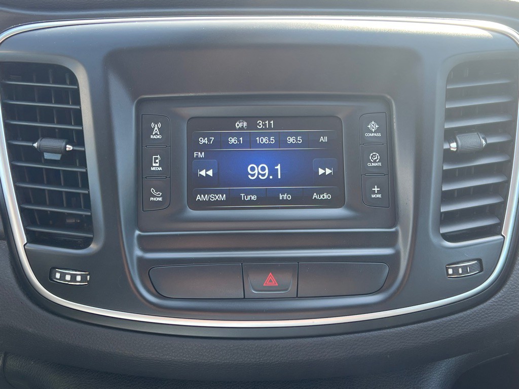 2015 Chrysler 200 Image 15