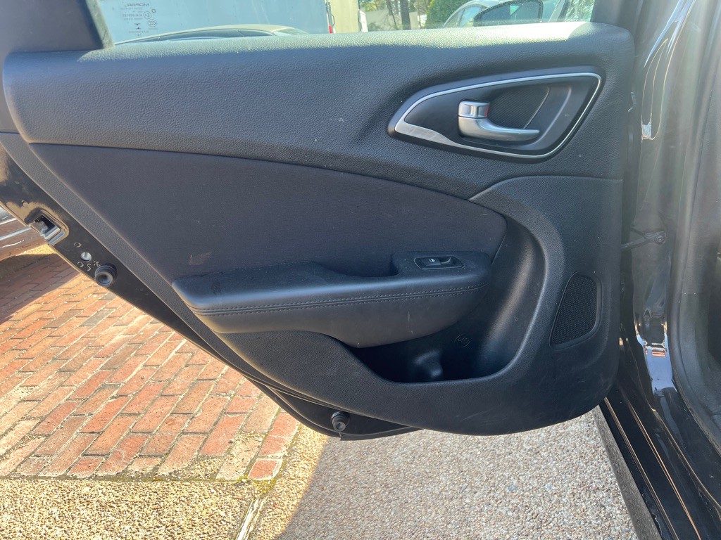 2015 Chrysler 200 Image 17