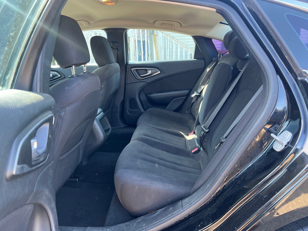 2015 Chrysler 200 Image 18