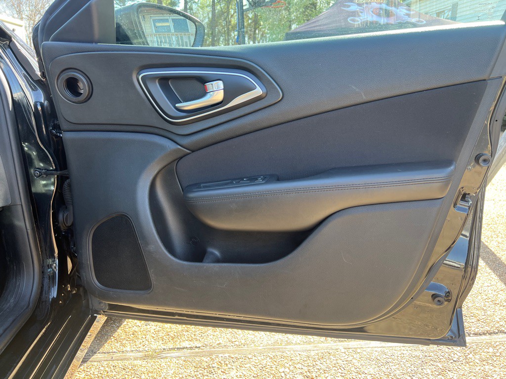 2015 Chrysler 200 Image 22