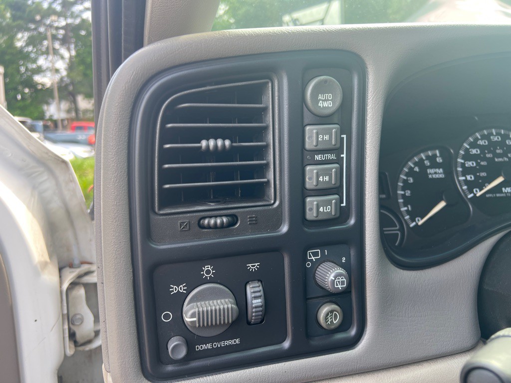 2000 Chevrolet Tahoe Image 11