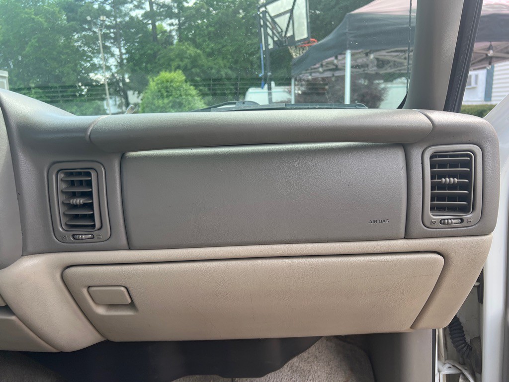2000 Chevrolet Tahoe Image 21