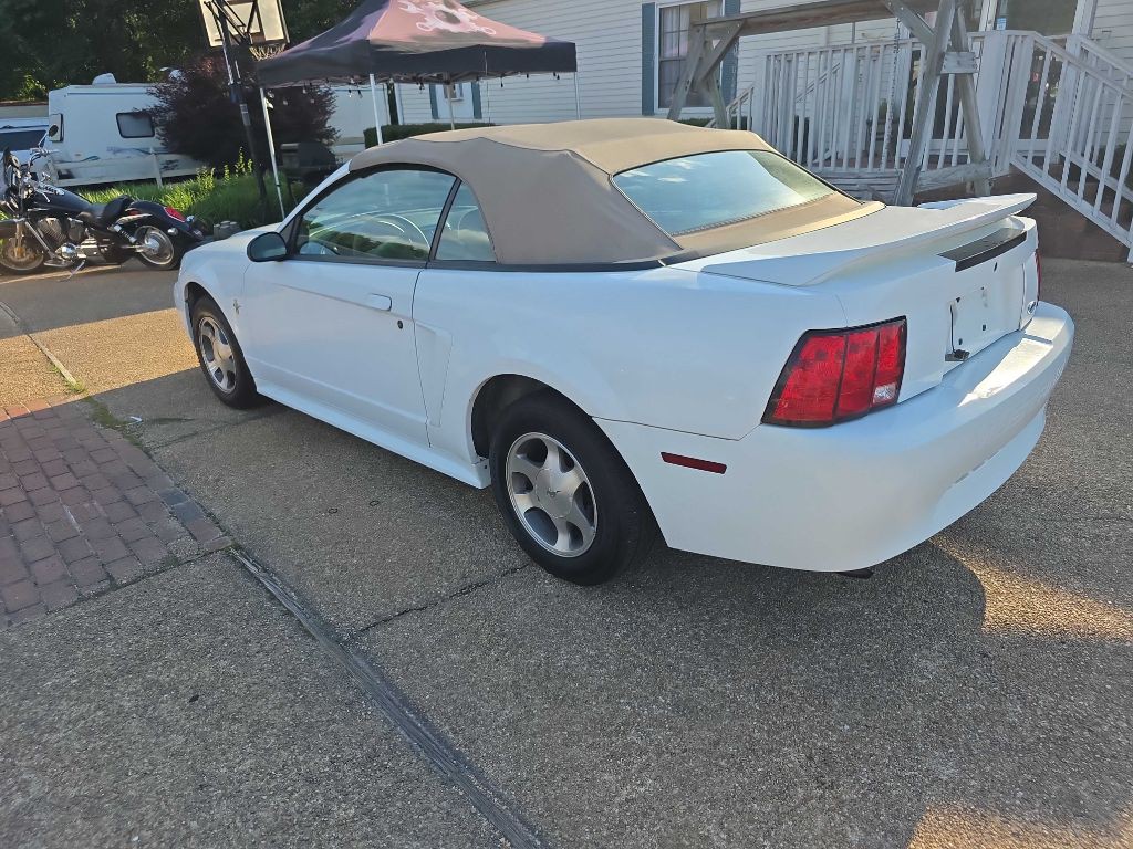 2000 Ford Mustang Image 3