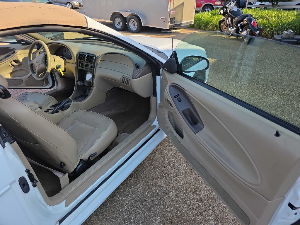 2000 Ford Mustang Image 10