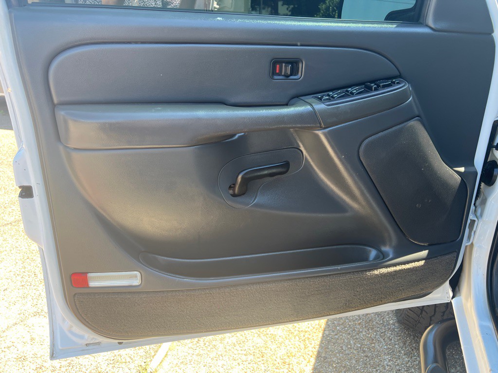 2004 GMC Sierra Image 9