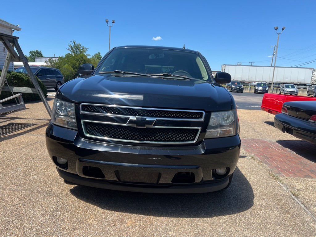 2013 Chevrolet Suburban Image 2