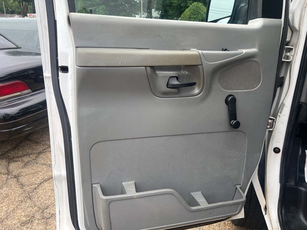 2003 Ford Econoline Image 8