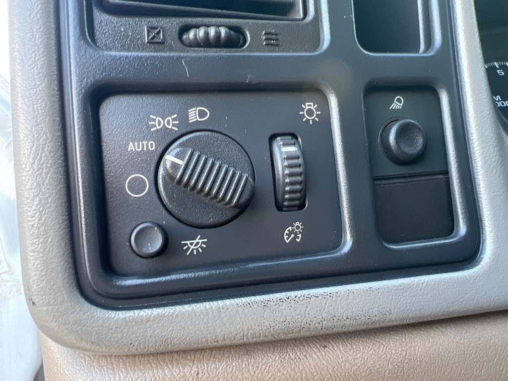 2004 Chevrolet Silverado 1500 Image 11