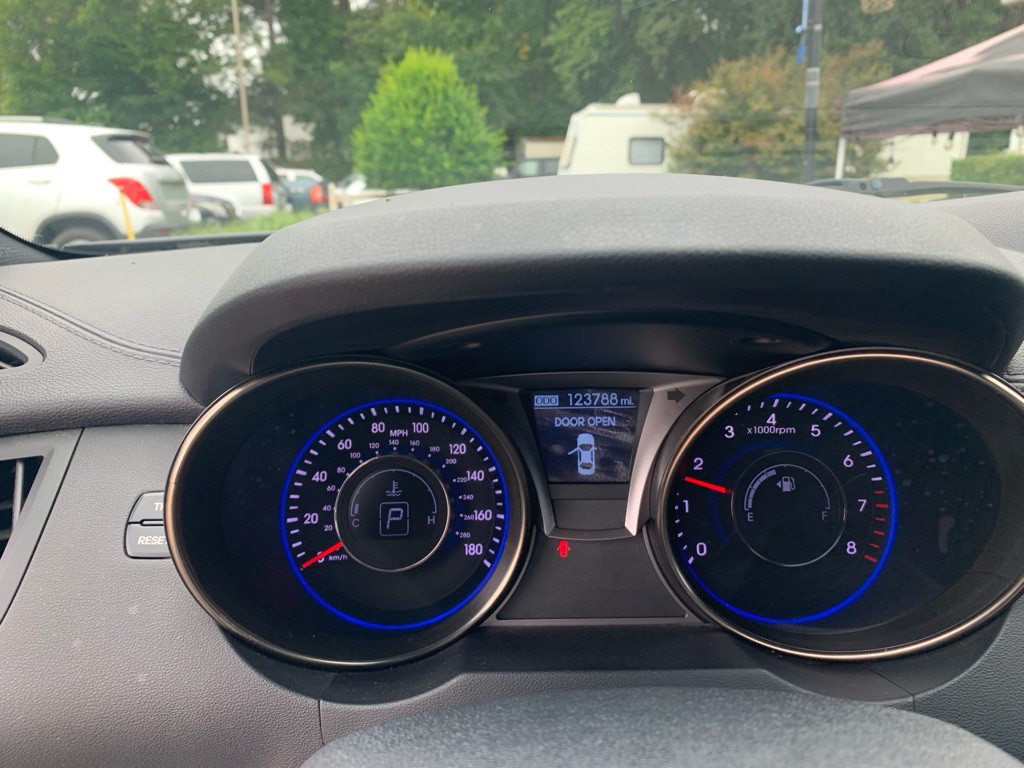 2014 Hyundai Genesis Image 12
