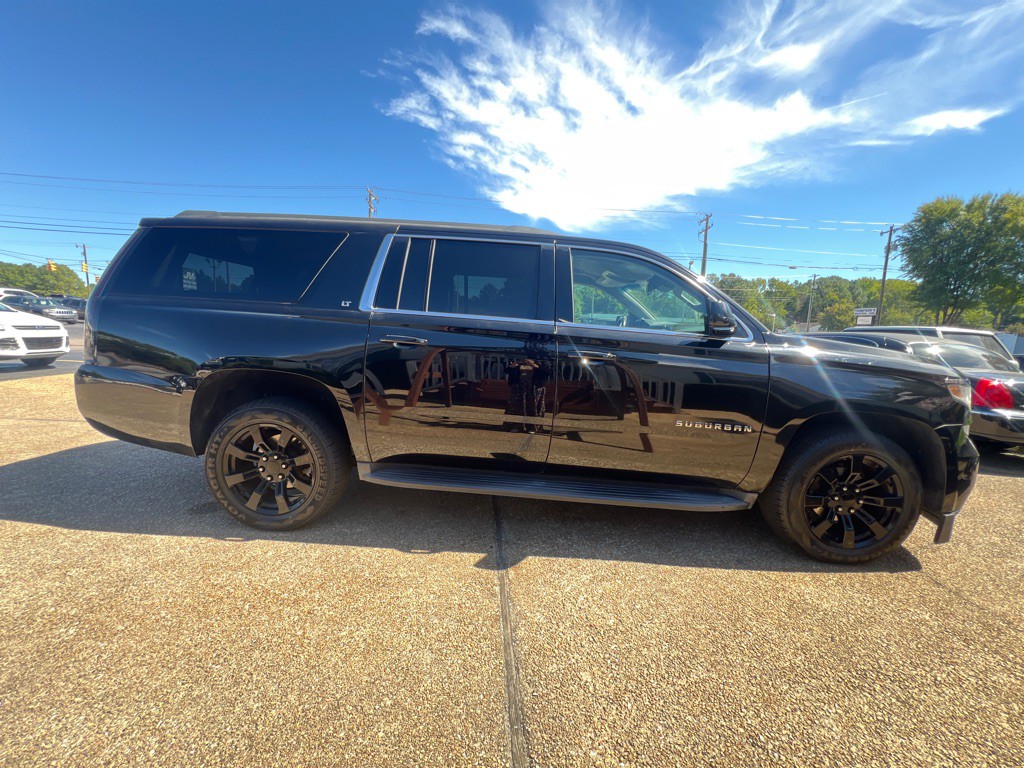 2017 Chevrolet Suburban Image 4