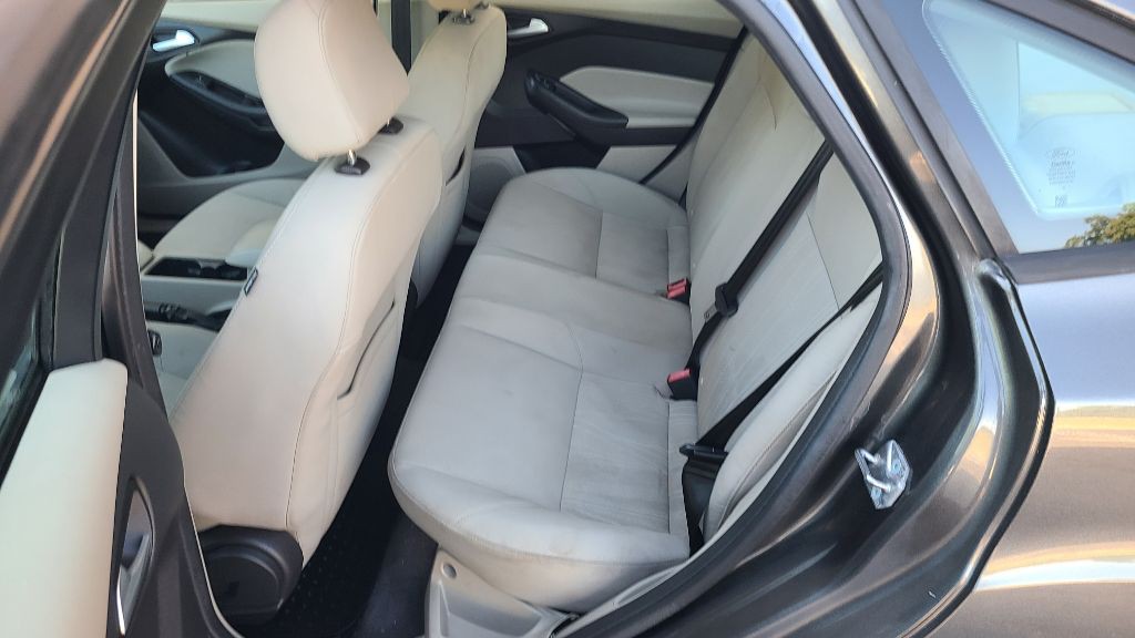 2015 Ford Focus Image 12