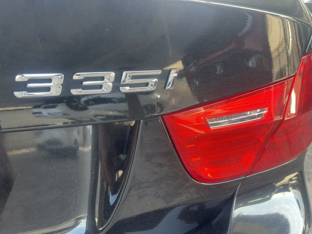 2011 BMW 3 Series Image 17