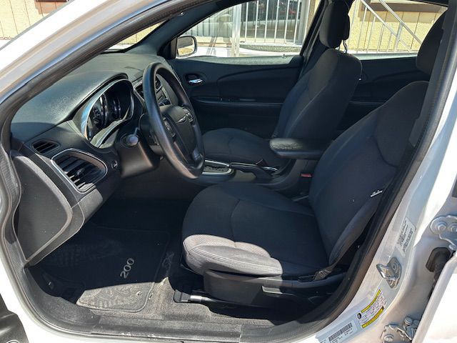 2014 Chrysler 200 Image 5