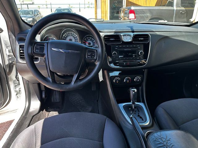 2014 Chrysler 200 Image 7