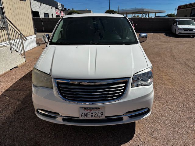 2012 Chrysler Town & Country Image 2