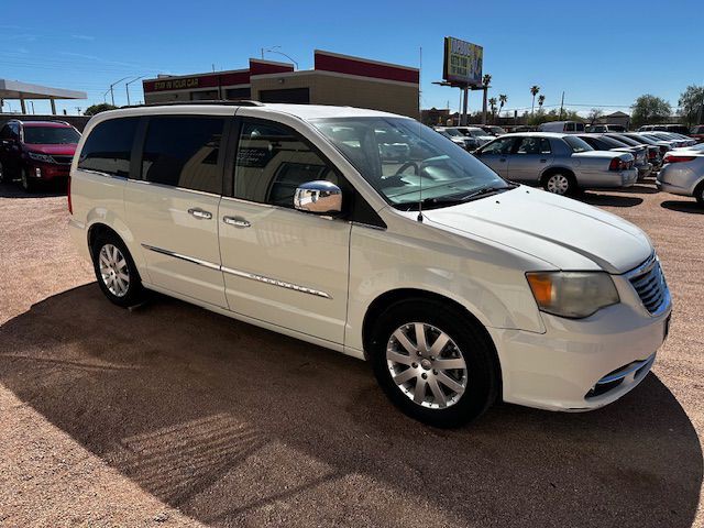 2012 Chrysler Town & Country Image 3