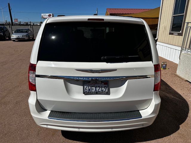 2012 Chrysler Town & Country Image 4